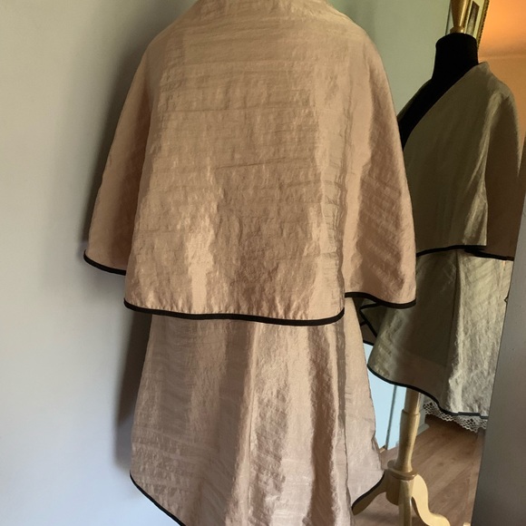 Design Today’s pale gold tone cape jacket. Size S - Picture 2 of 5